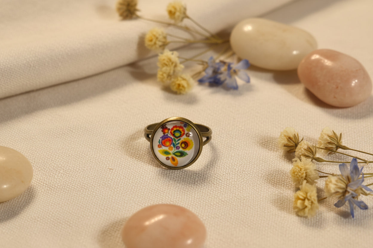 Cabochon Ring Traditional Flowers White