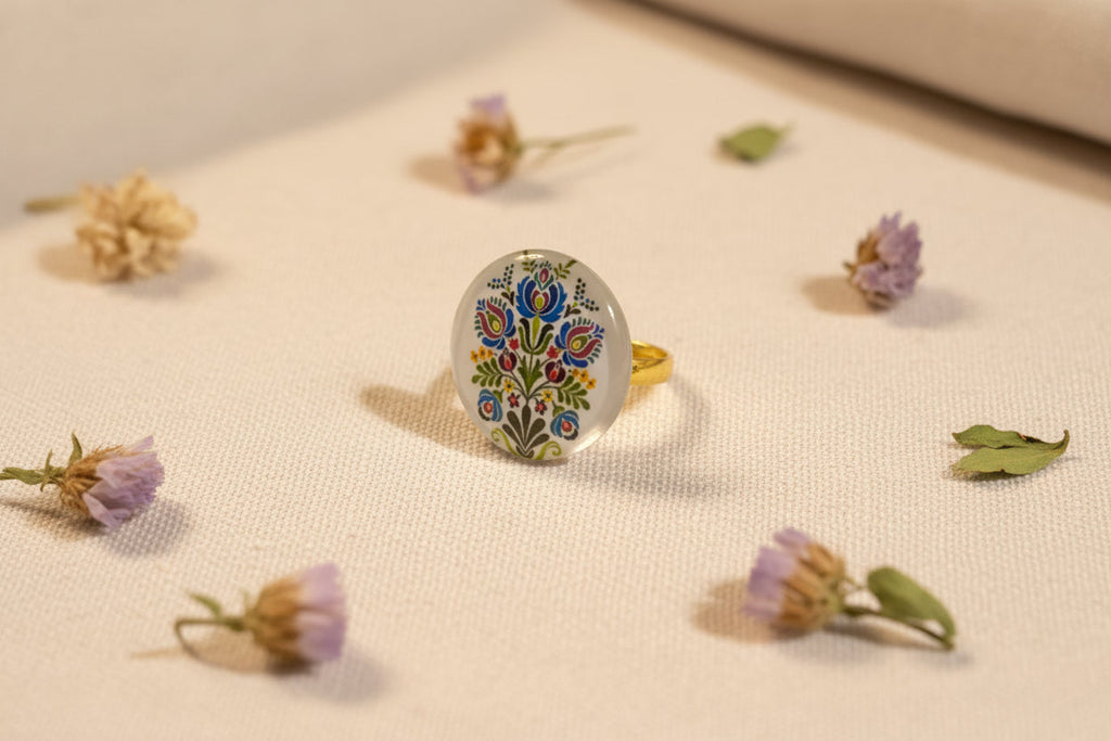 Cabochon Ring WhiteTraditional Flowers