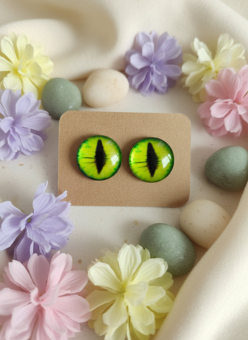 Cabochon Earring with Eye