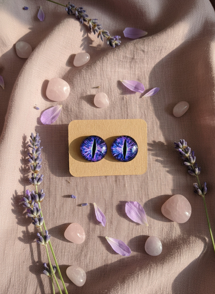 Cabochon Earring with Eye