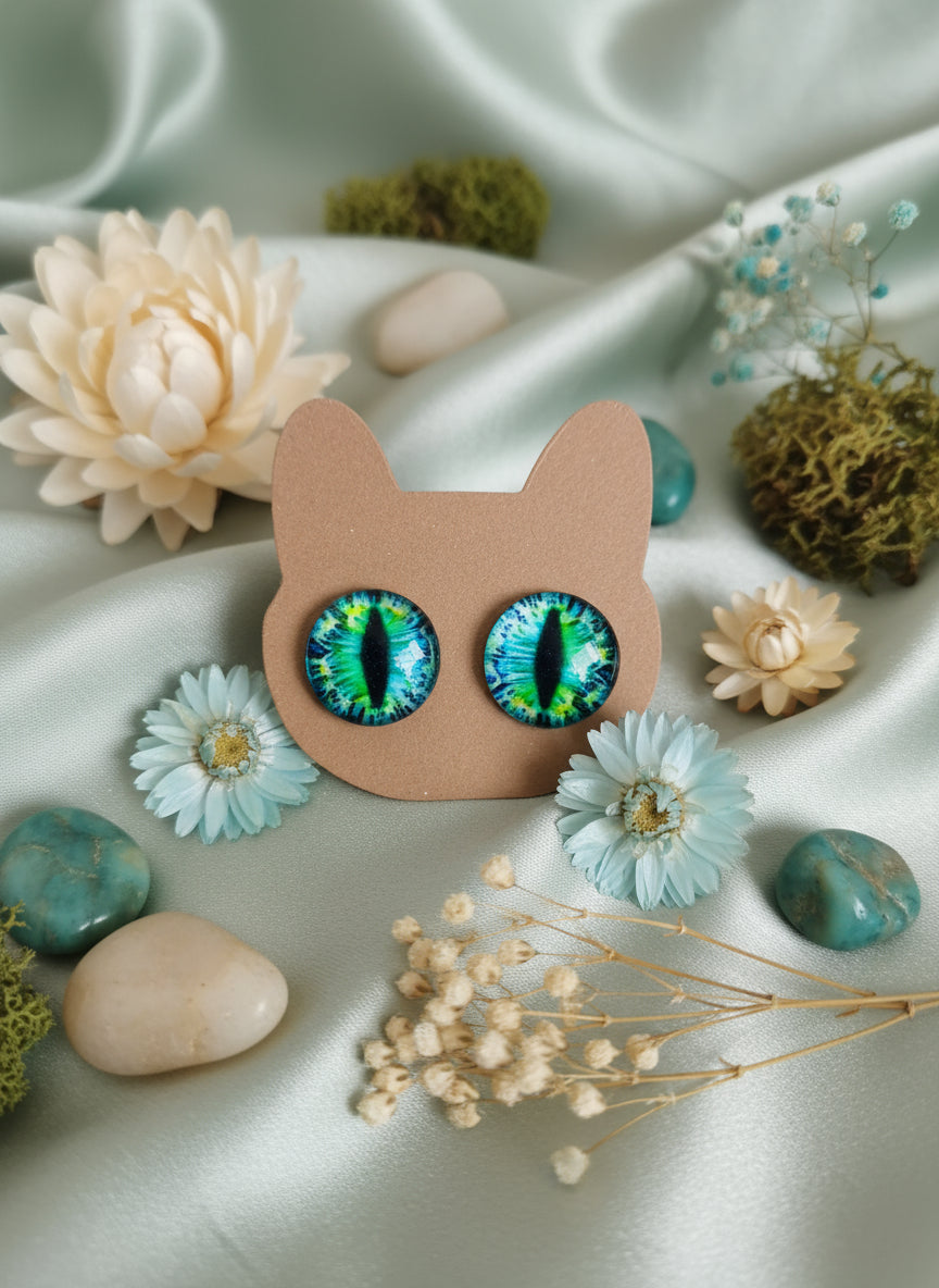 Cabochon Earring with Eye