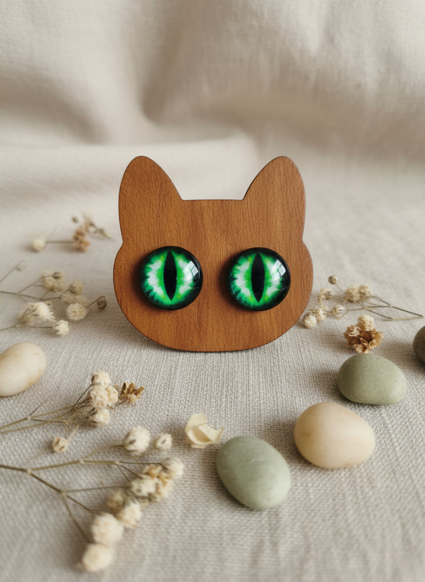Cabochon Earring with Eye
