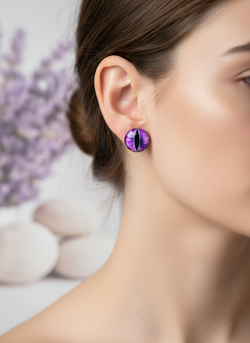 Cabochon Earring with Eye