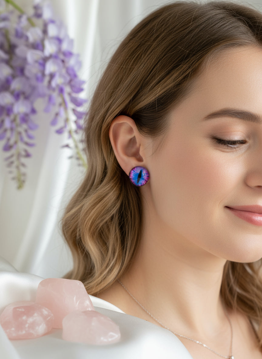 Cabochon Earring with Eye