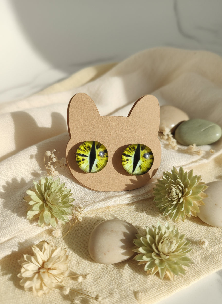 Cabochon Earring with Eye