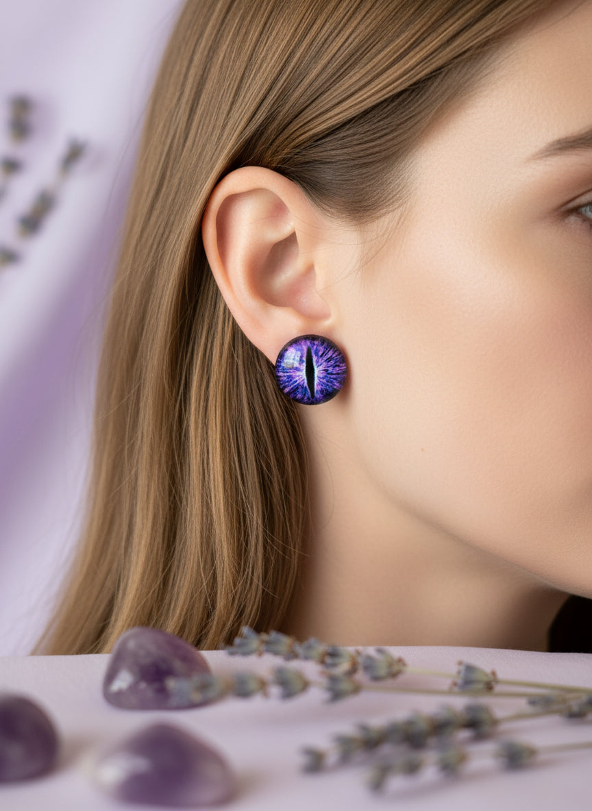 Cabochon Earring with Eye