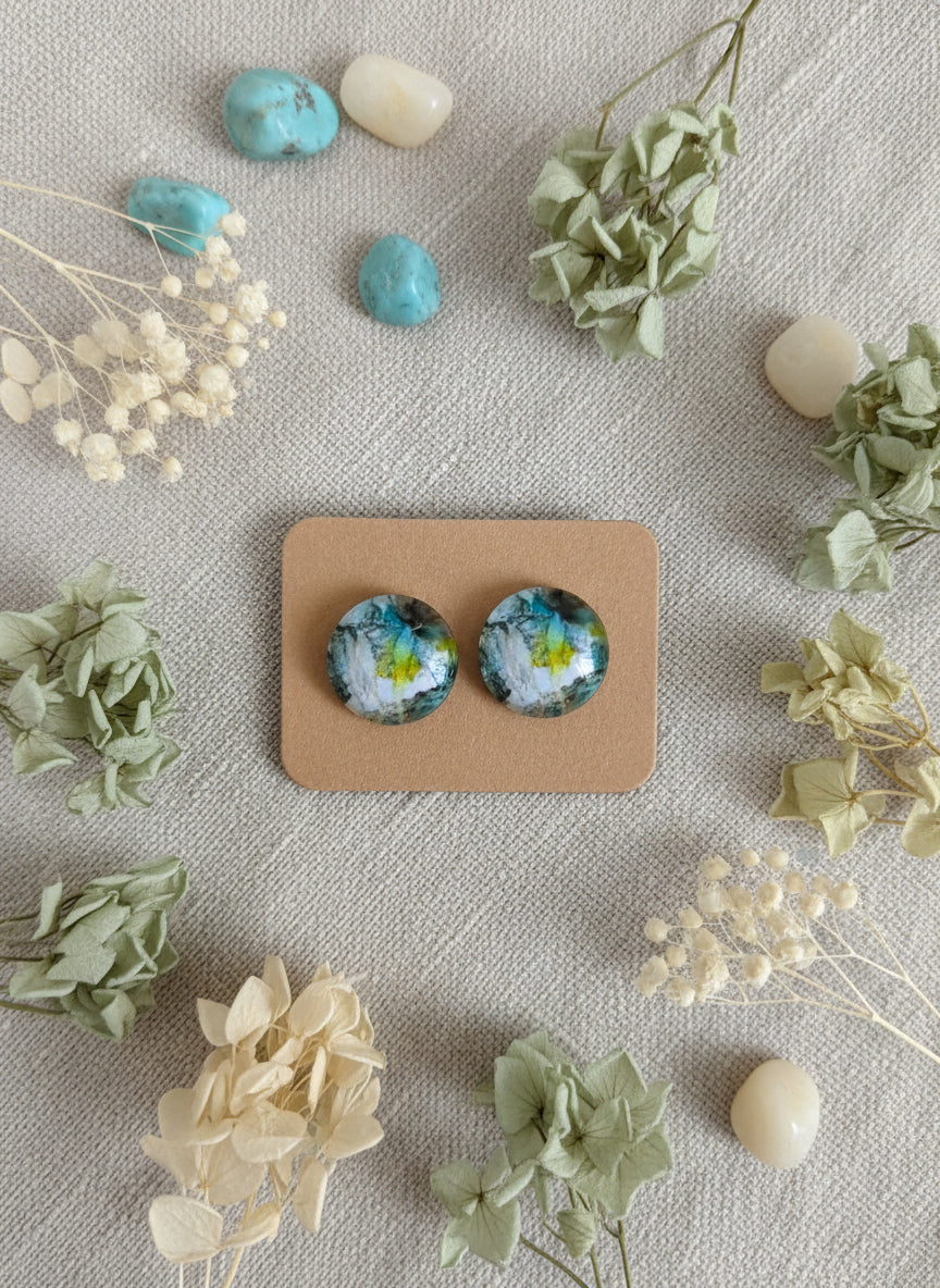 Cabochon Earring with Mineral design