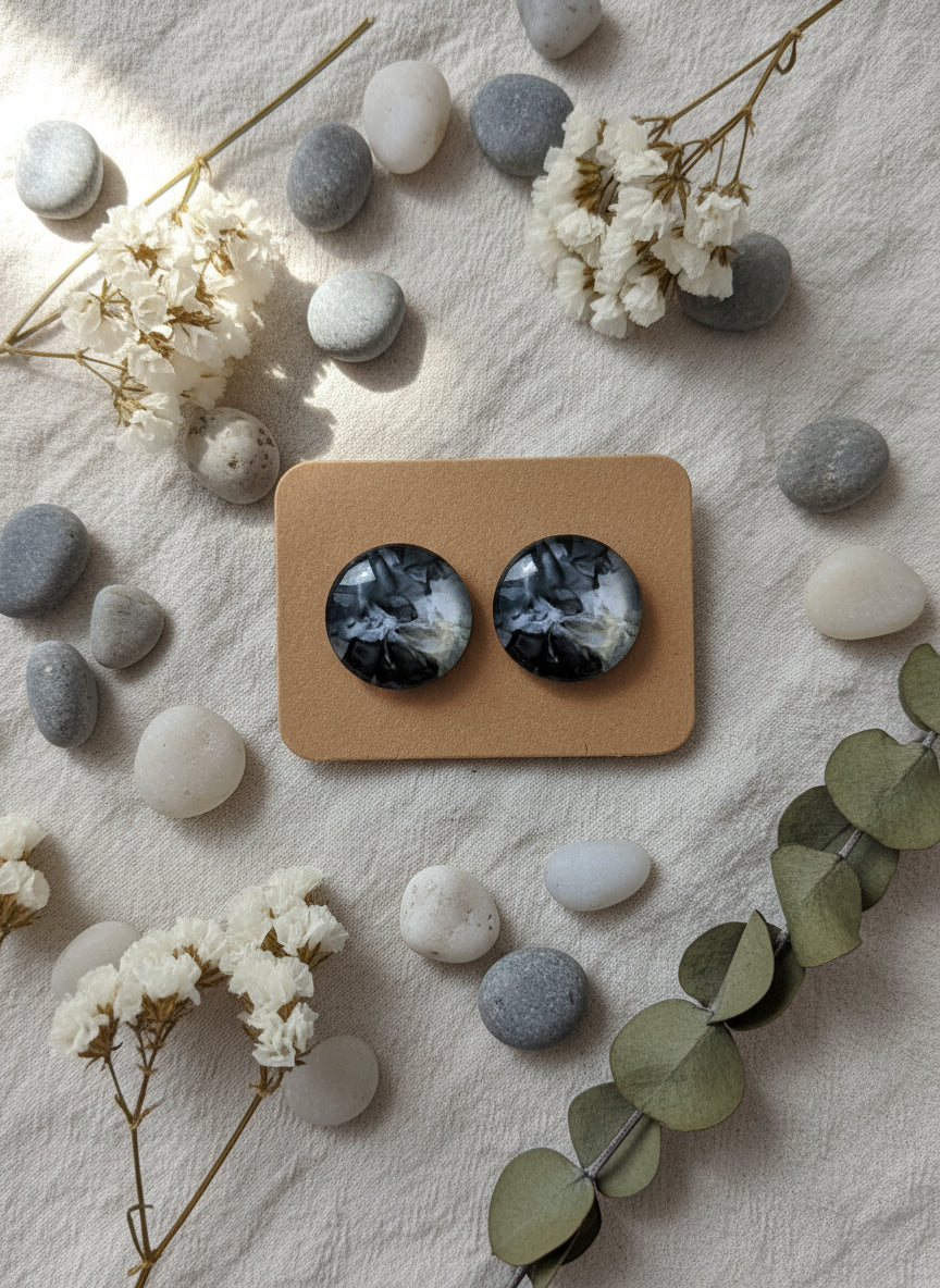 Cabochon Earring with Mineral design