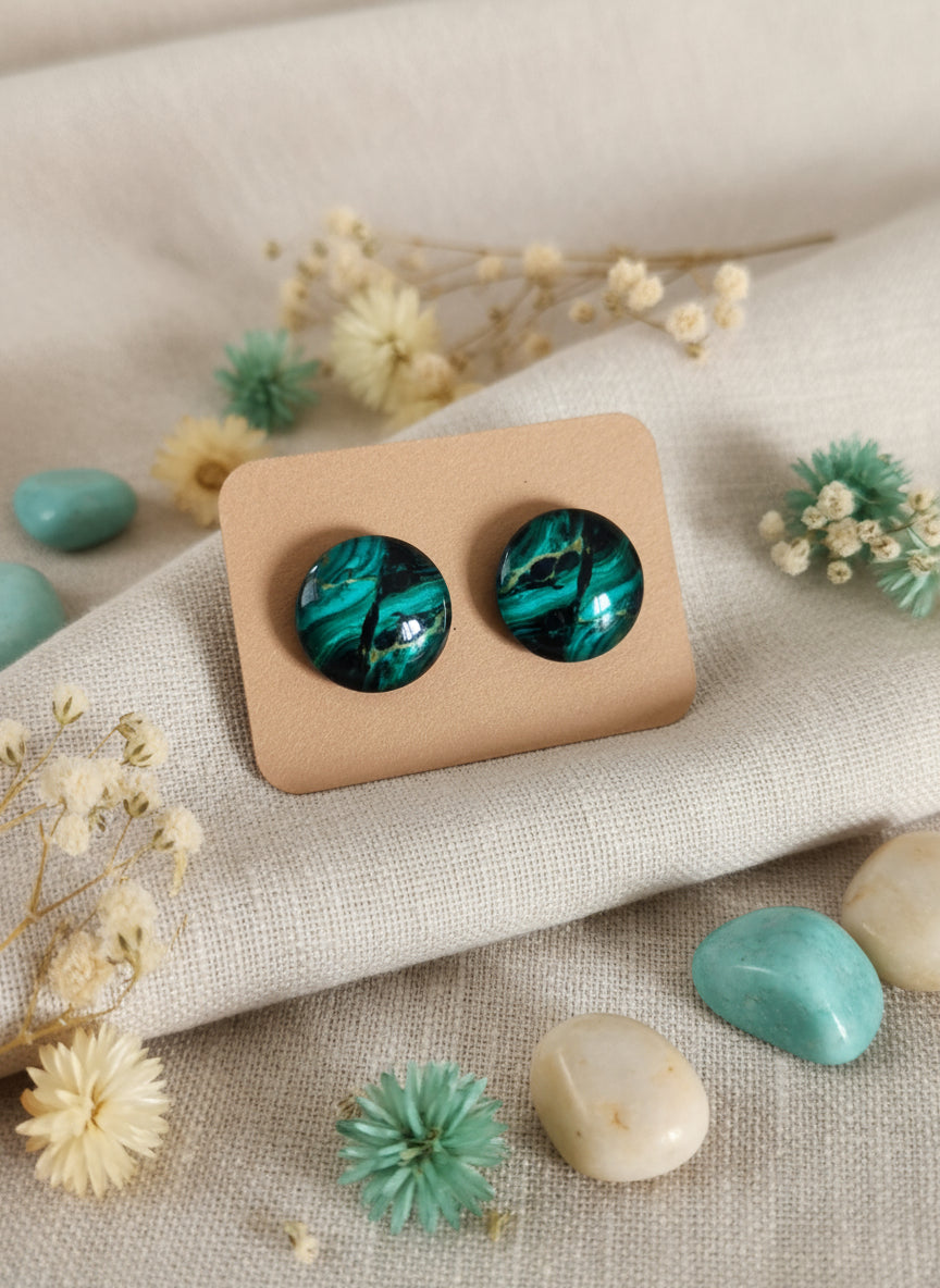 Cabochon Earring with Mineral design